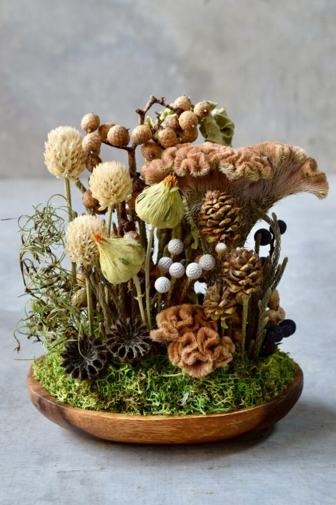 東京の花屋 叢屋Kusamurayaのドライフラワーインテリア雑貨。アンティーク調の木皿(ウッドプレート)を使った、自宅用やギフト用に人気のアレンジメント。