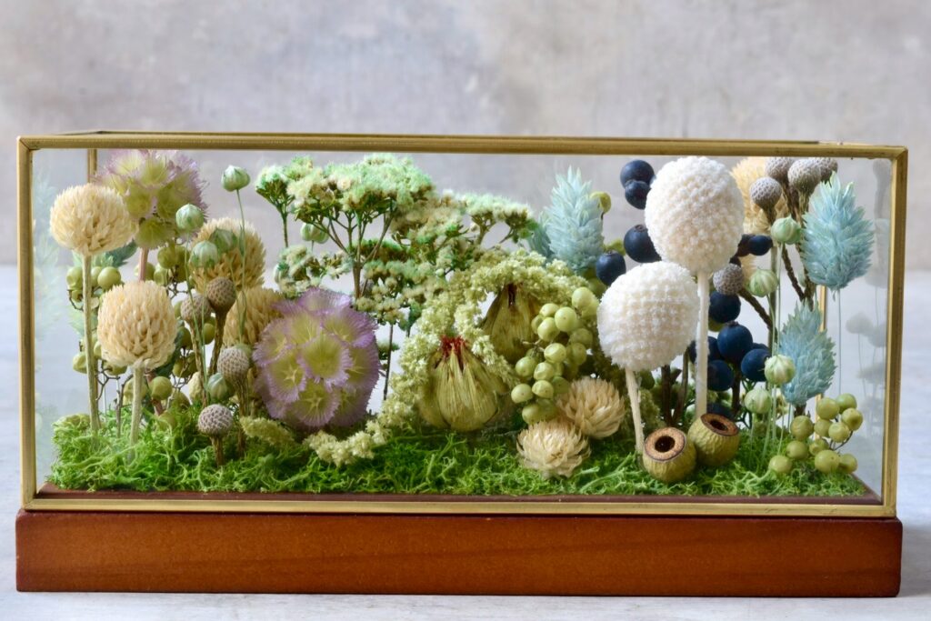 東京の花屋 叢屋Kusamurayaのドライフラワーインテリア雑貨。アンティーク調ガラスケース入りで、自宅用やギフト用に人気のアレンジメント。