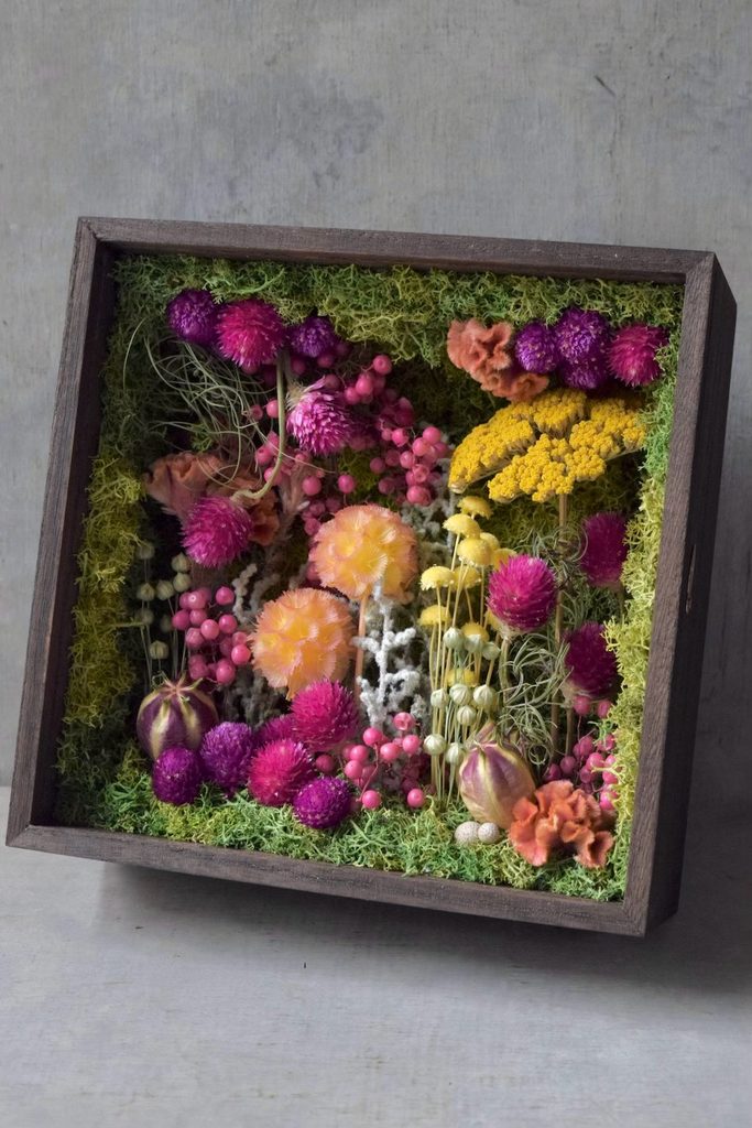 植物が群生して息づくような、不思議で奇妙な世界を閉じ込めた東京の花屋『叢屋kusamuraya』の植物インテリア。澄んだブルーがアクセントの、壁掛けに出来る立体装飾。