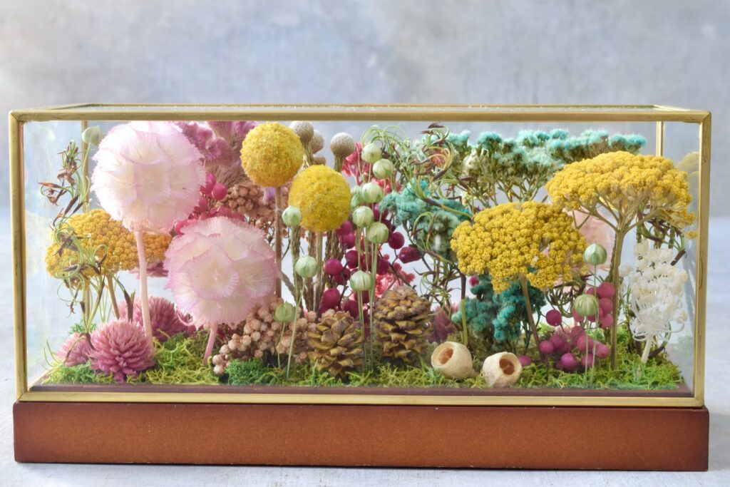 東京の花屋 叢屋Kusamurayaのドライフラワーインテリア雑貨。アンティーク調ガラスケース入りで、自宅用やギフト用に人気のアレンジメント。