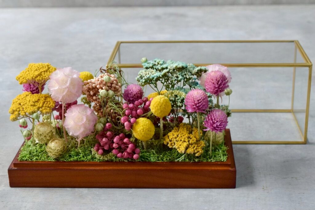 東京の花屋 叢屋Kusamurayaのドライフラワーインテリア雑貨。アンティーク調ガラスケース入りで、自宅用やギフト用に人気のアレンジメント。