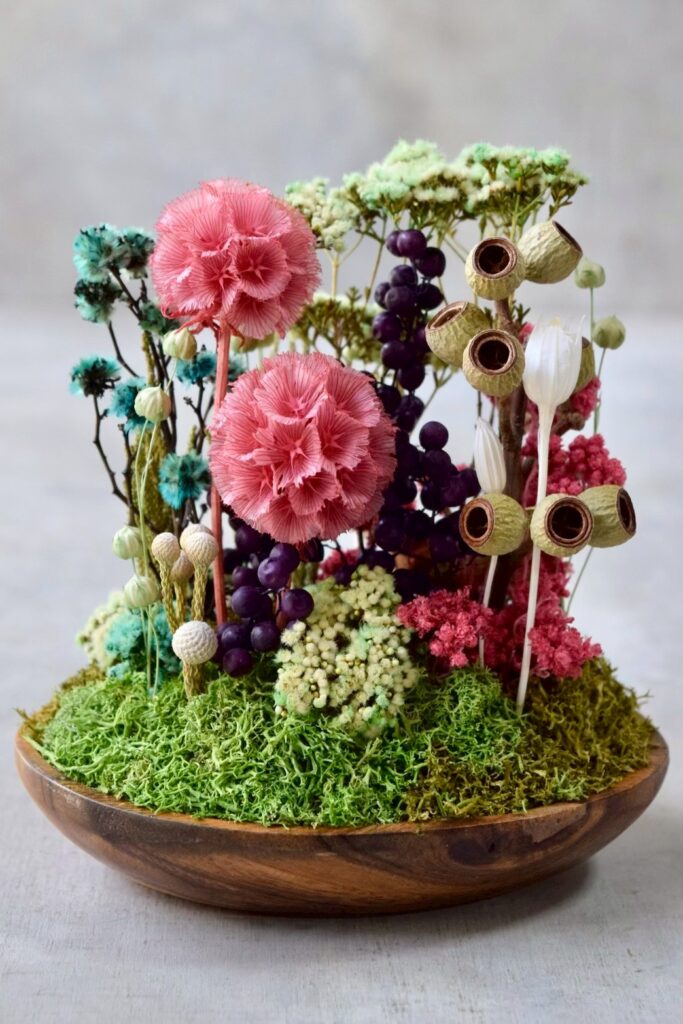 東京の花屋 叢屋Kusamurayaのドライフラワーインテリア雑貨。アンティーク調の木皿(ウッドプレート)を使った、自宅用やギフト用に人気のアレンジメント。