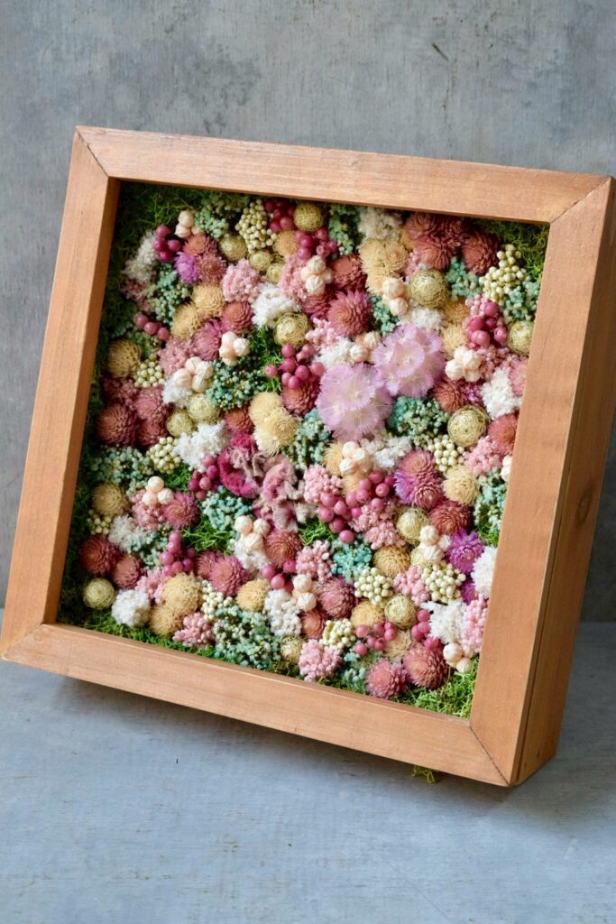 東京の花屋 叢屋Kusamurayaのドライフラワーインテリア雑貨。アンティーク調の木製フレーム(ウッドボックス)を使った、自宅用やギフト用に人気のアレンジメント。
