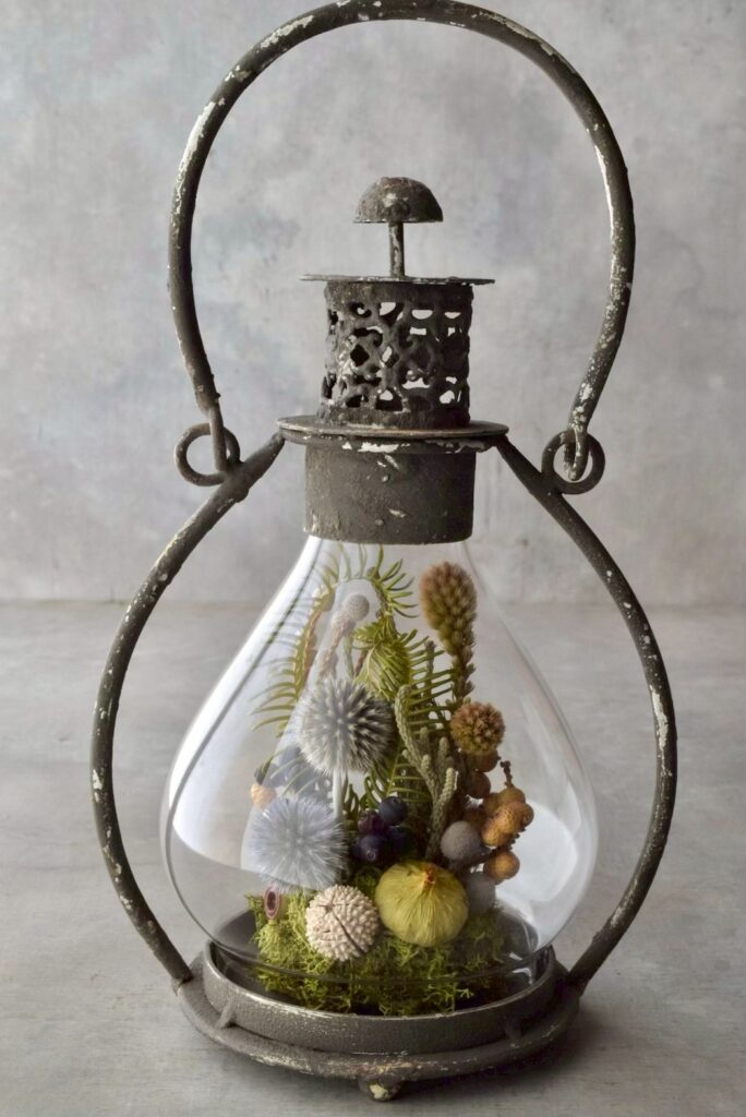 叢屋が手がけるシャビーな風合いのランタン内部にドライフラワーが詰まったボタニカルインテリア。