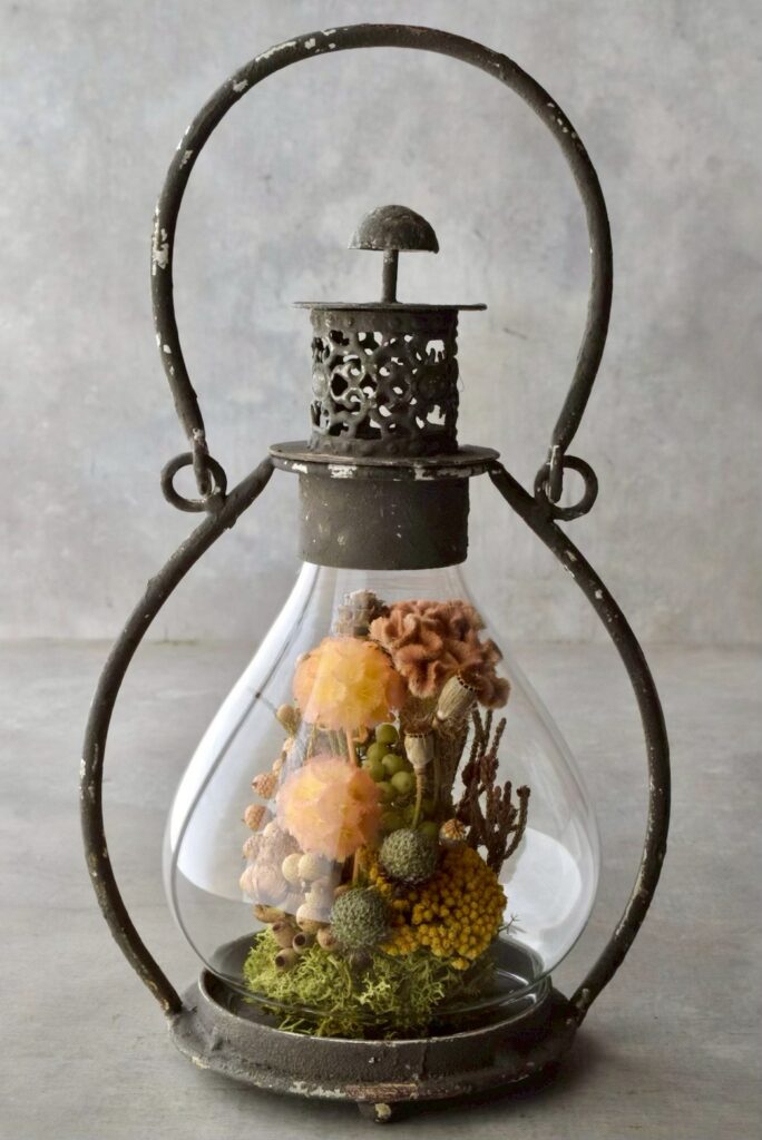 東京の花屋「叢屋Kusamuraya」のドライフラワーと流木を組み合わせたインテリア雑貨。自宅の装飾やギフトに人気のアレンジメント。