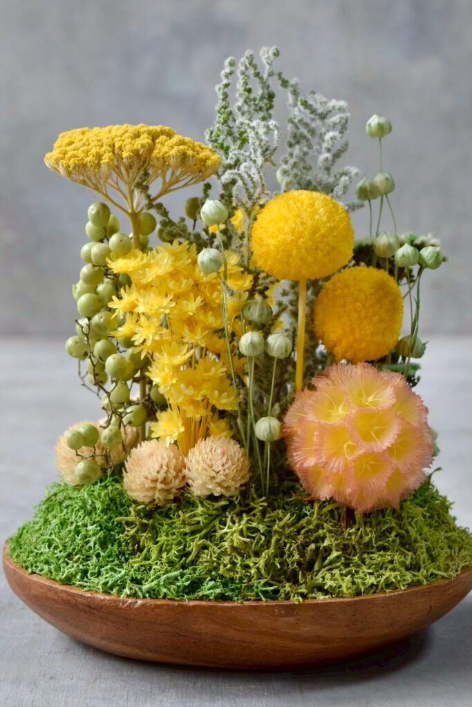 東京の花屋 叢屋Kusamurayaのドライフラワーインテリア雑貨。アンティーク調の木皿(ウッドプレート)を使った、自宅用やギフト用に人気のアレンジメント。