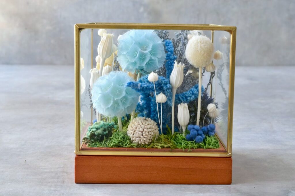 東京の花屋 叢屋Kusamurayaのドライフラワーインテリア雑貨。アンティーク調ガラスケース入りで、自宅用やギフト用に人気のアレンジメント。
