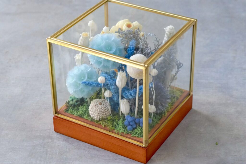 東京の花屋 叢屋Kusamurayaのドライフラワーインテリア雑貨。アンティーク調ガラスケース入りで、自宅用やギフト用に人気のアレンジメント。