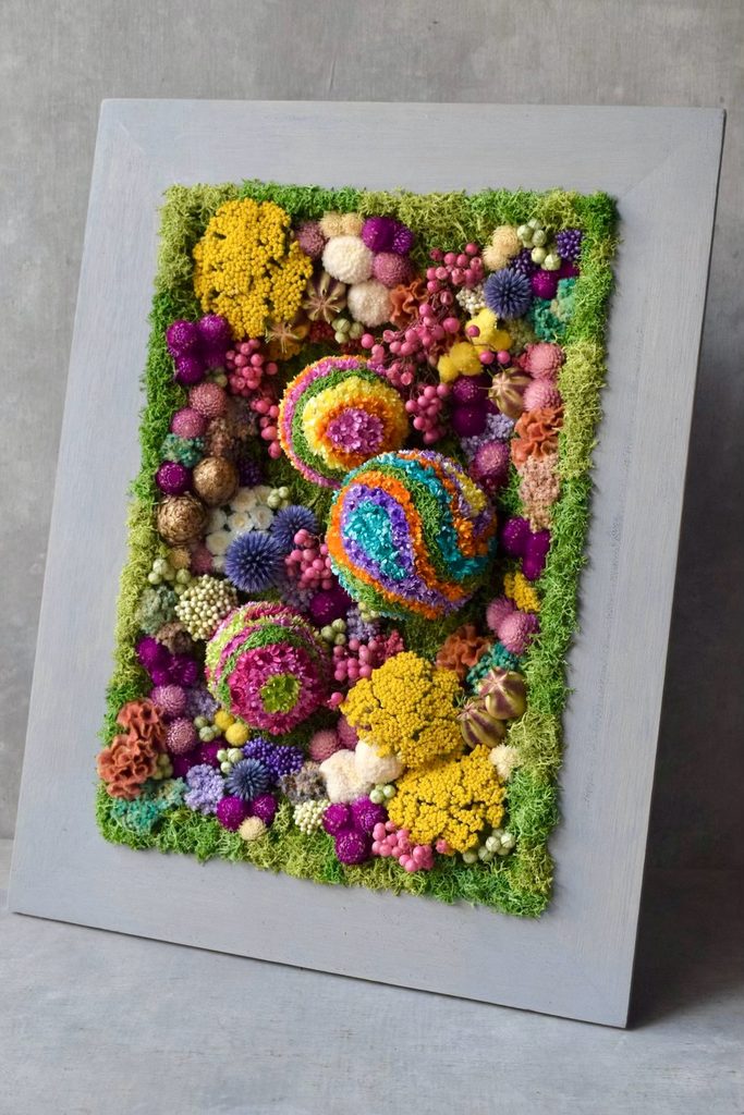 東京の花屋 叢屋Kusamurayaのドライフラワーインテリア雑貨。アンティーク調の木製フレームに、絵画をイメージしてデザインされた壁掛けタイプのドライフラワーインテリア。自宅用やギフト用として人気のアレンジメントです。