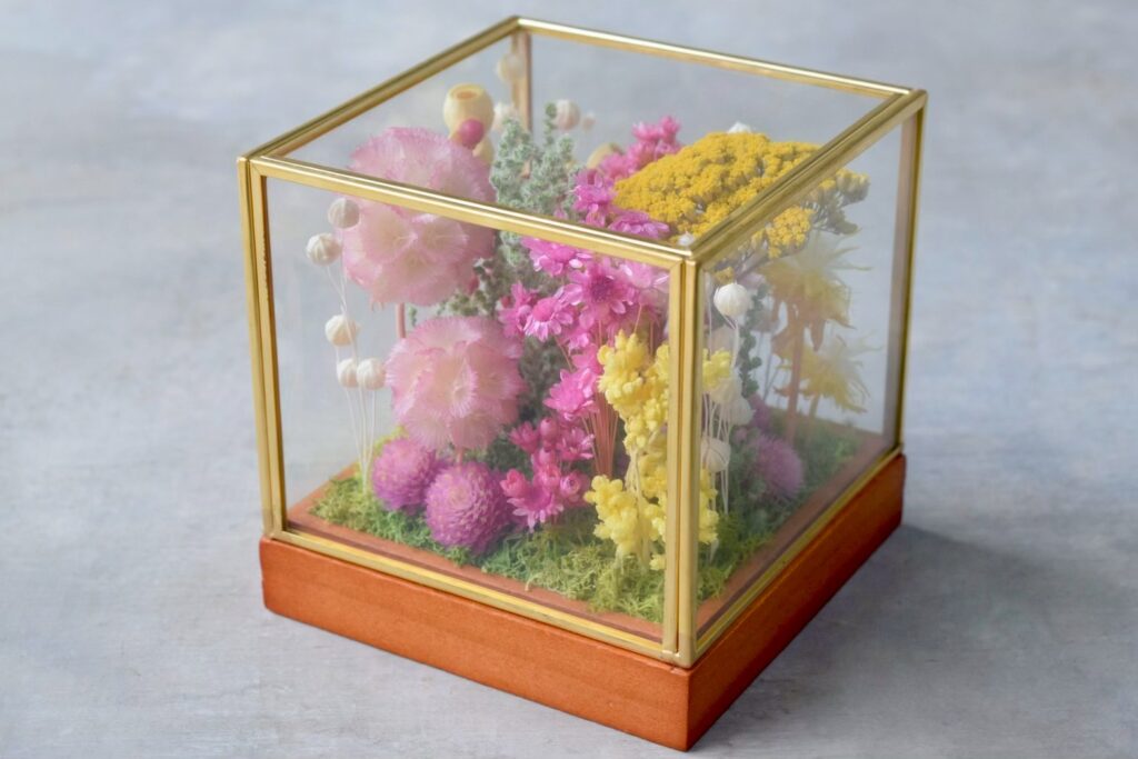 東京の花屋 叢屋Kusamurayaのドライフラワーインテリア雑貨。アンティーク調ガラスケース入りで、自宅用やギフト用に人気のアレンジメント。