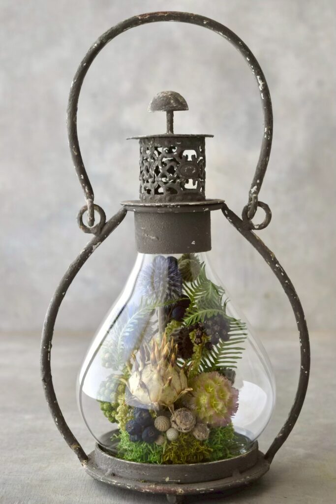 東京の花屋「叢屋Kusamuraya」のドライフラワーと流木を組み合わせたインテリア雑貨。自宅の装飾やギフトに人気のアレンジメント。