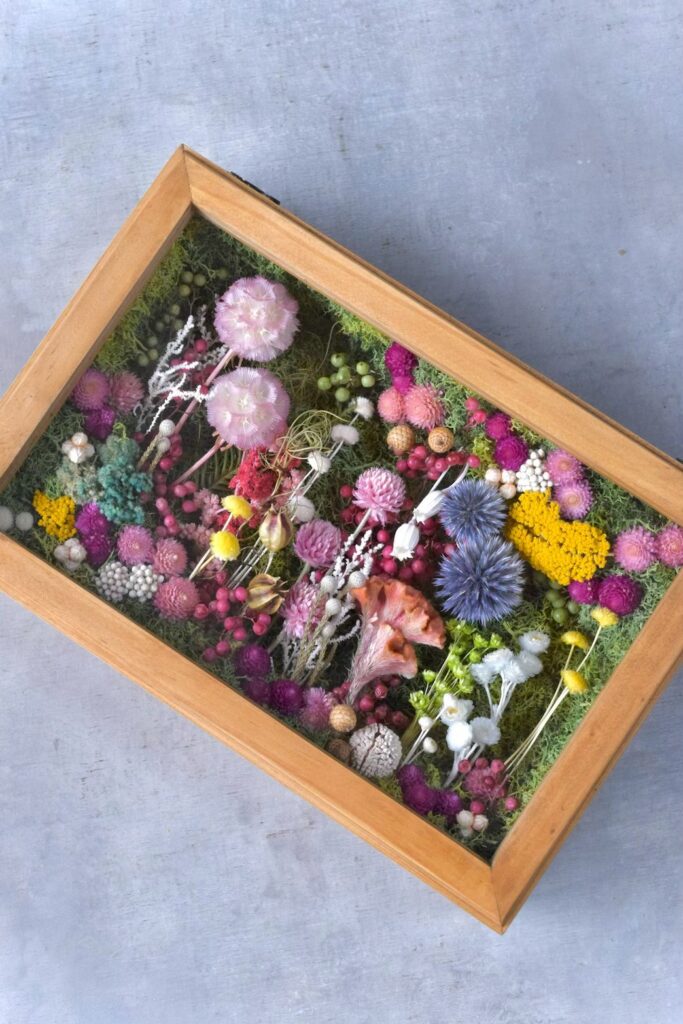 東京の花屋 叢屋Kusamurayaのドライフラワーインテリア雑貨。アンティーク調の木製フレーム(ウッドボックス)を使った、自宅用やギフト用に人気のアレンジメント。