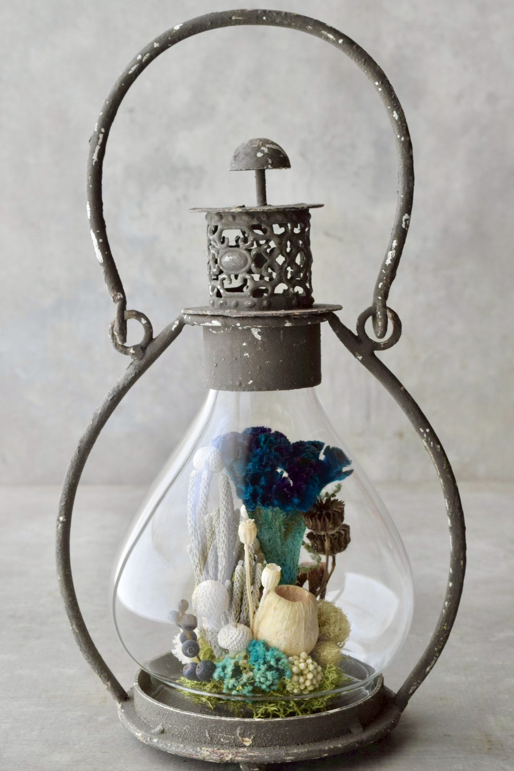 東京の花屋「叢屋Kusamuraya」のドライフラワーと流木を組み合わせたインテリア雑貨。自宅の装飾やギフトに人気のアレンジメント。