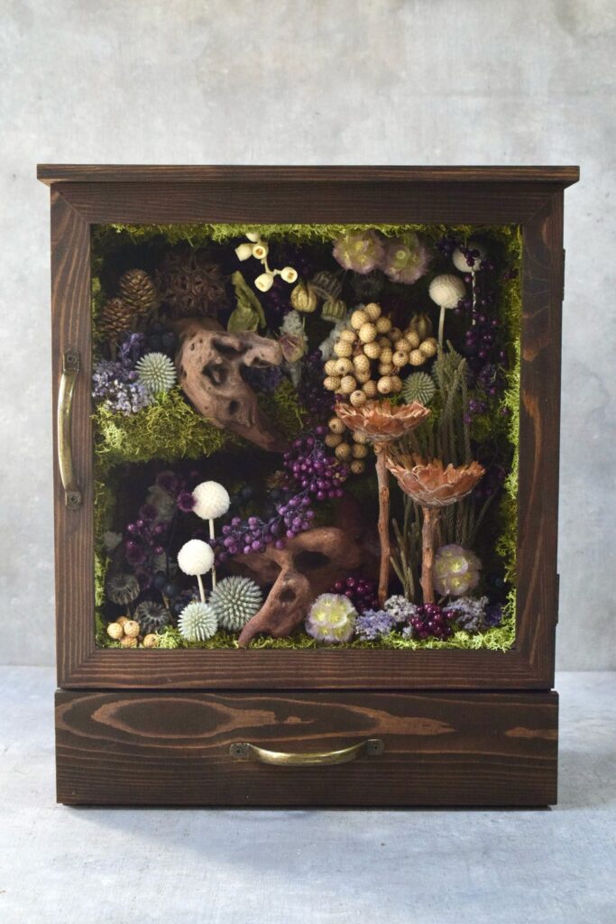 東京の花屋 叢屋Kusamurayaのドライフラワーインテリア雑貨。アンティーク調の木製フレーム(ウッドボックス)を使った、自宅用やギフト用に人気のアレンジメント。