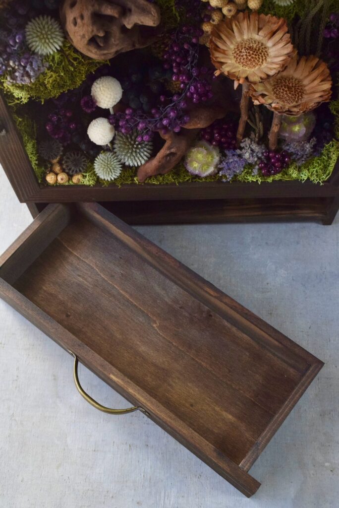 東京の花屋 叢屋Kusamurayaのドライフラワーインテリア雑貨。アンティーク調の木製フレーム(ウッドボックス)を使った、自宅用やギフト用に人気のアレンジメント。