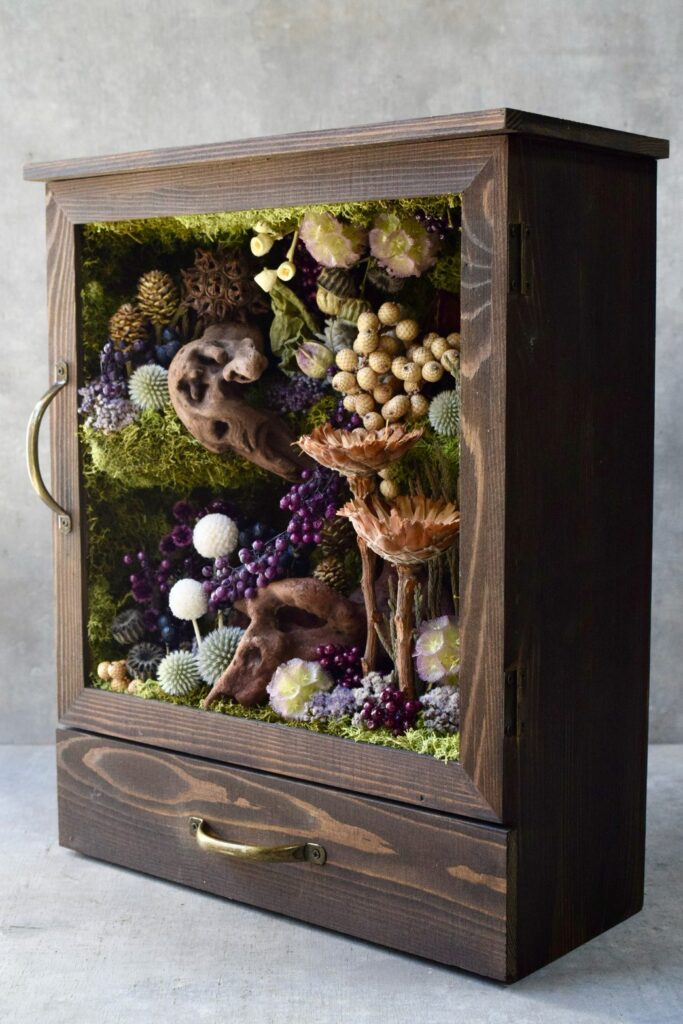 東京の花屋 叢屋Kusamurayaのドライフラワーインテリア雑貨。アンティーク調の木製フレーム(ウッドボックス)を使った、自宅用やギフト用に人気のアレンジメント。