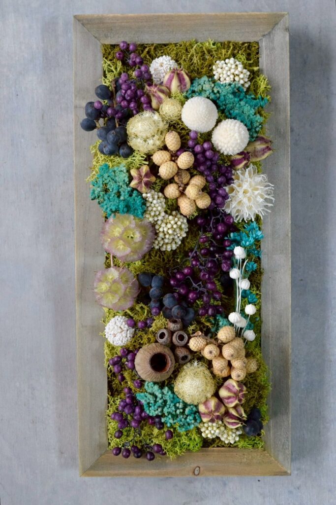 東京の花屋 叢屋Kusamurayaのドライフラワーインテリア雑貨。アンティーク調の木製フレームに、絵画をイメージしてデザインされた壁掛けタイプのドライフラワーインテリア。自宅用やギフト用として人気のアレンジメントです。