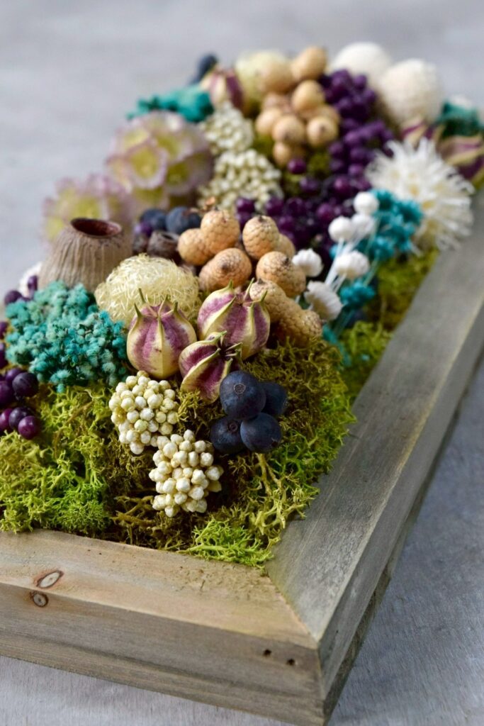 東京の花屋 叢屋Kusamurayaのドライフラワーインテリア雑貨。アンティーク調の木製フレームに、絵画をイメージしてデザインされた壁掛けタイプのドライフラワーインテリア。自宅用やギフト用として人気のアレンジメントです。