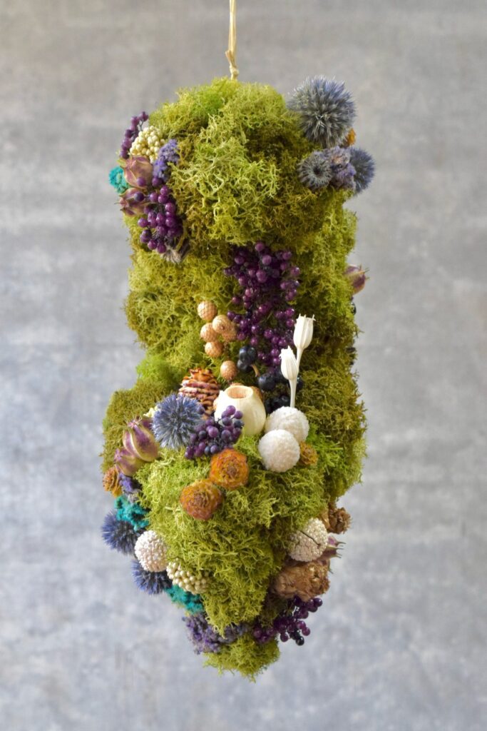 東京の花屋 叢屋Kusamurayaのドライフラワーインテリア雑貨。苔の塊が空中に浮かぶようにデザインされたドライフラワーオブジェは、自宅用やギフト用に人気のアレンジメント。