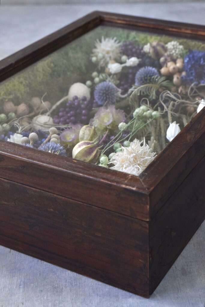 東京の花屋 叢屋Kusamurayaのドライフラワーインテリア雑貨。アンティーク調の木製フレーム(ウッドボックス)を使った、自宅用やギフト用に人気のアレンジメント。