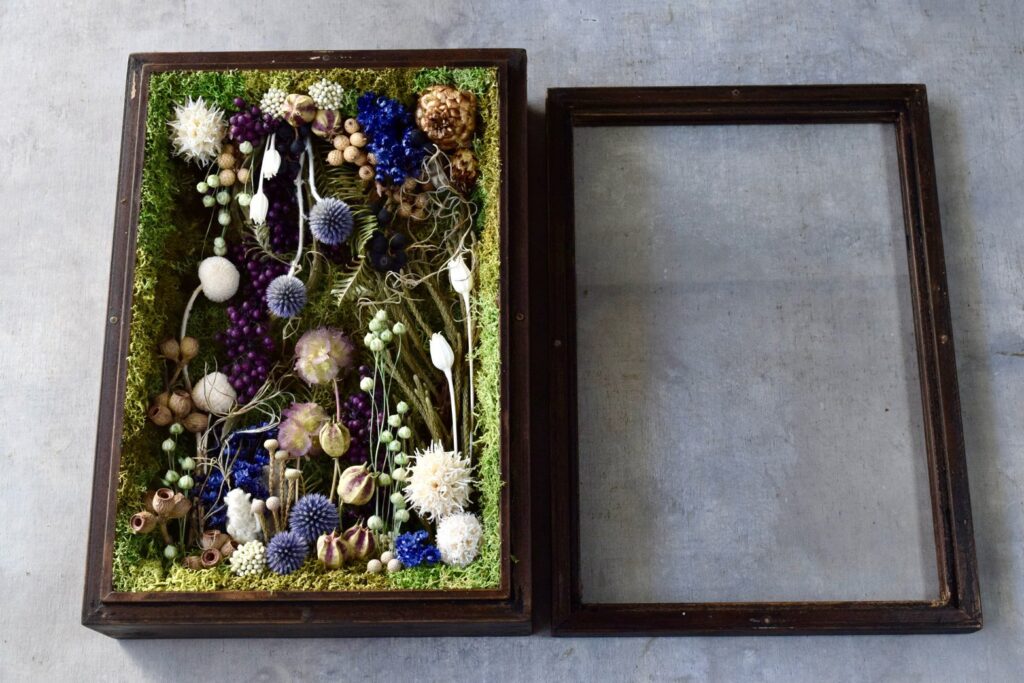 東京の花屋 叢屋Kusamurayaのドライフラワーインテリア雑貨。アンティーク調の木製フレーム(ウッドボックス)を使った、自宅用やギフト用に人気のアレンジメント。