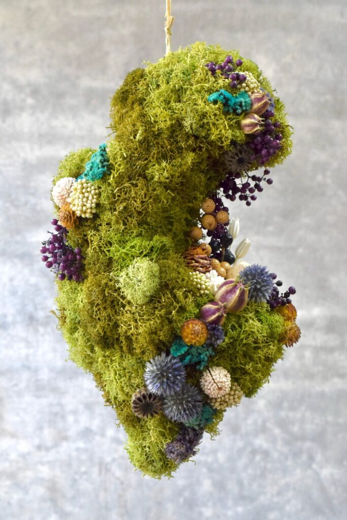 東京の花屋 叢屋Kusamurayaのドライフラワーインテリア雑貨。苔の塊が空中に浮かぶようにデザインされたドライフラワーオブジェは、自宅用やギフト用に人気のアレンジメント。