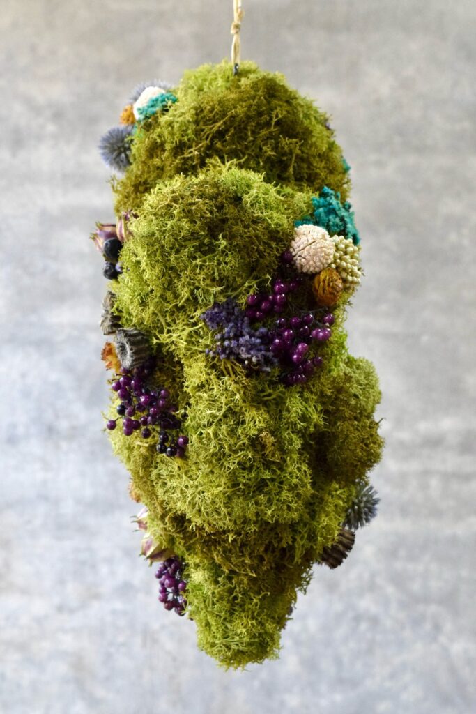 東京の花屋 叢屋Kusamurayaのドライフラワーインテリア雑貨。苔の塊が空中に浮かぶようにデザインされたドライフラワーオブジェは、自宅用やギフト用に人気のアレンジメント。