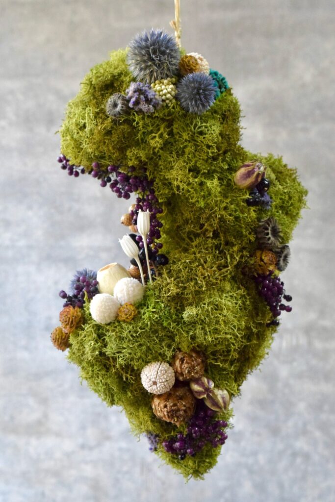 東京の花屋 叢屋Kusamurayaのドライフラワーインテリア雑貨。苔の塊が空中に浮かぶようにデザインされたドライフラワーオブジェは、自宅用やギフト用に人気のアレンジメント。