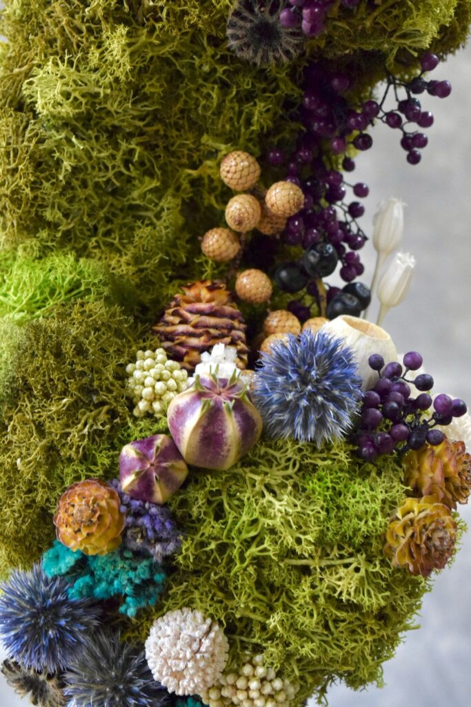 東京の花屋 叢屋Kusamurayaのドライフラワーインテリア雑貨。苔の塊が空中に浮かぶようにデザインされたドライフラワーオブジェは、自宅用やギフト用に人気のアレンジメント。