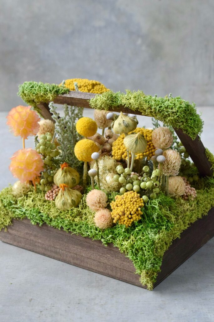 東京の花屋 叢屋Kusamurayaのドライフラワーインテリア雑貨。アンティーク調の木箱に、庭園をイメージしてデザインされたドライフラワーオブジェ。自宅用やギフト用として人気のアレンジメントです。