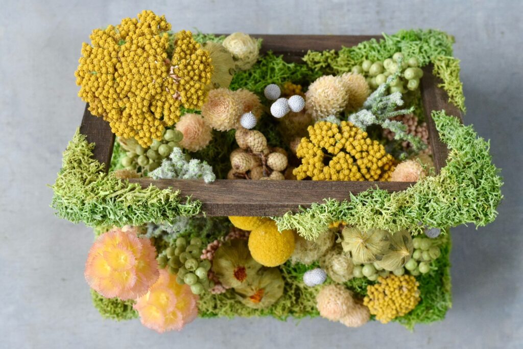 東京の花屋 叢屋Kusamurayaのドライフラワーインテリア雑貨。アンティーク調の木箱に、庭園をイメージしてデザインされたドライフラワーオブジェ。自宅用やギフト用として人気のアレンジメントです。