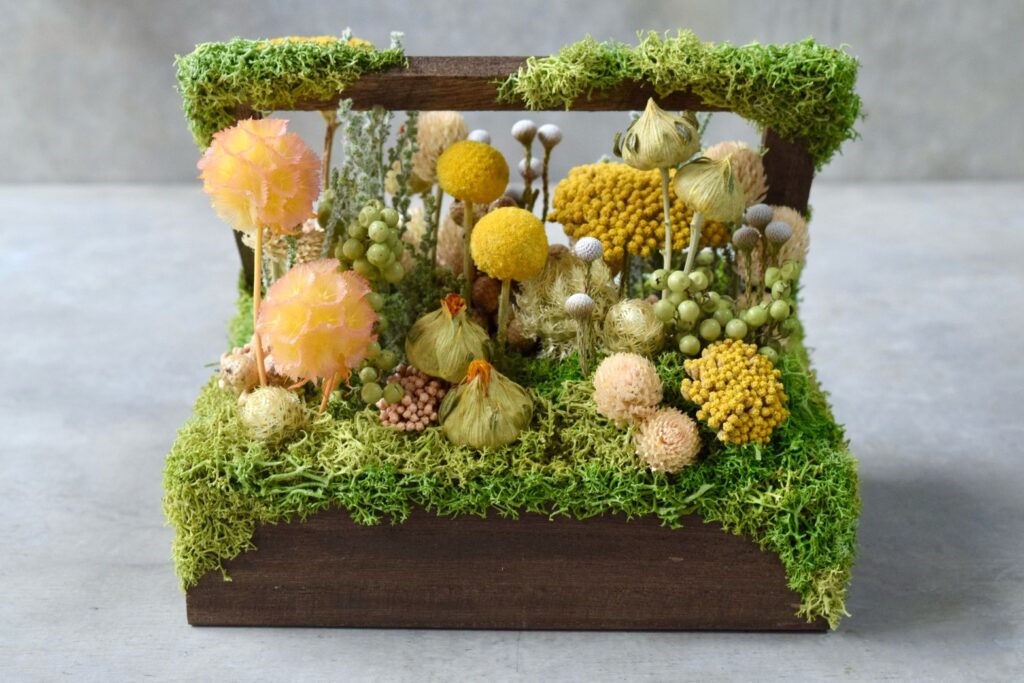 東京の花屋 叢屋Kusamurayaのドライフラワーインテリア雑貨。アンティーク調の木箱に、庭園をイメージしてデザインされたドライフラワーオブジェ。自宅用やギフト用として人気のアレンジメントです。