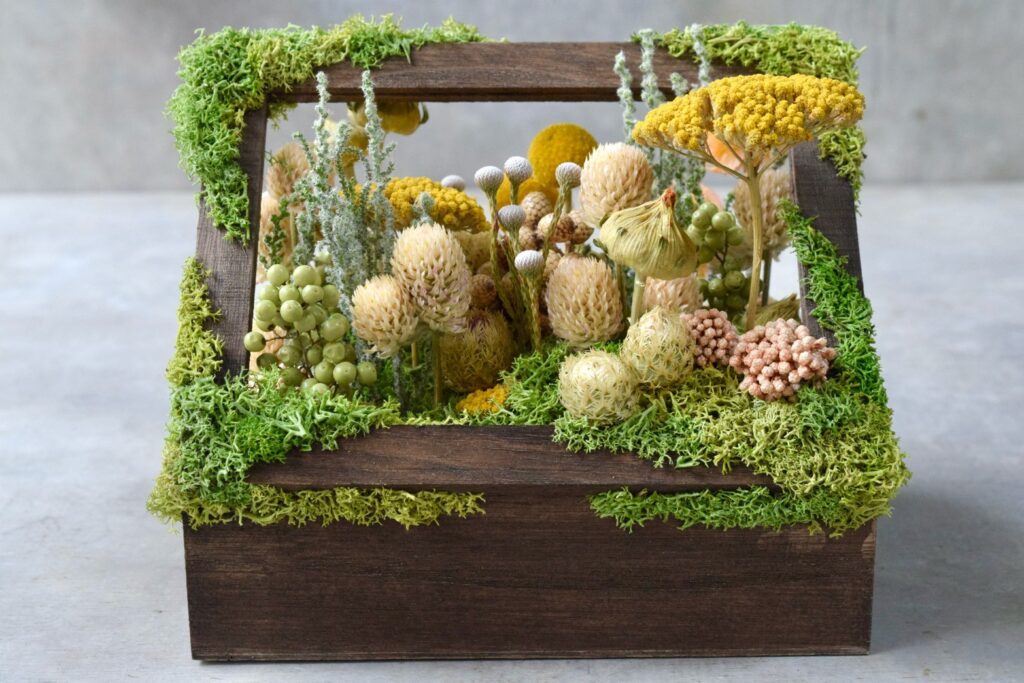 東京の花屋 叢屋Kusamurayaのドライフラワーインテリア雑貨。アンティーク調の木箱に、庭園をイメージしてデザインされたドライフラワーオブジェ。自宅用やギフト用として人気のアレンジメントです。