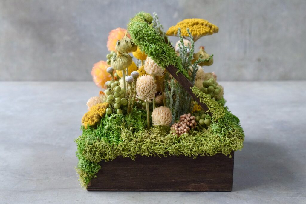 東京の花屋 叢屋Kusamurayaのドライフラワーインテリア雑貨。アンティーク調の木箱に、庭園をイメージしてデザインされたドライフラワーオブジェ。自宅用やギフト用として人気のアレンジメントです。