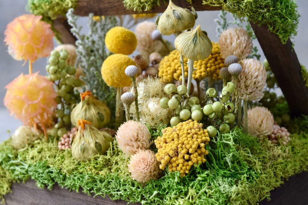 東京の花屋 叢屋Kusamurayaのドライフラワーインテリア雑貨。アンティーク調の木箱に、庭園をイメージしてデザインされたドライフラワーオブジェ。自宅用やギフト用として人気のアレンジメントです。