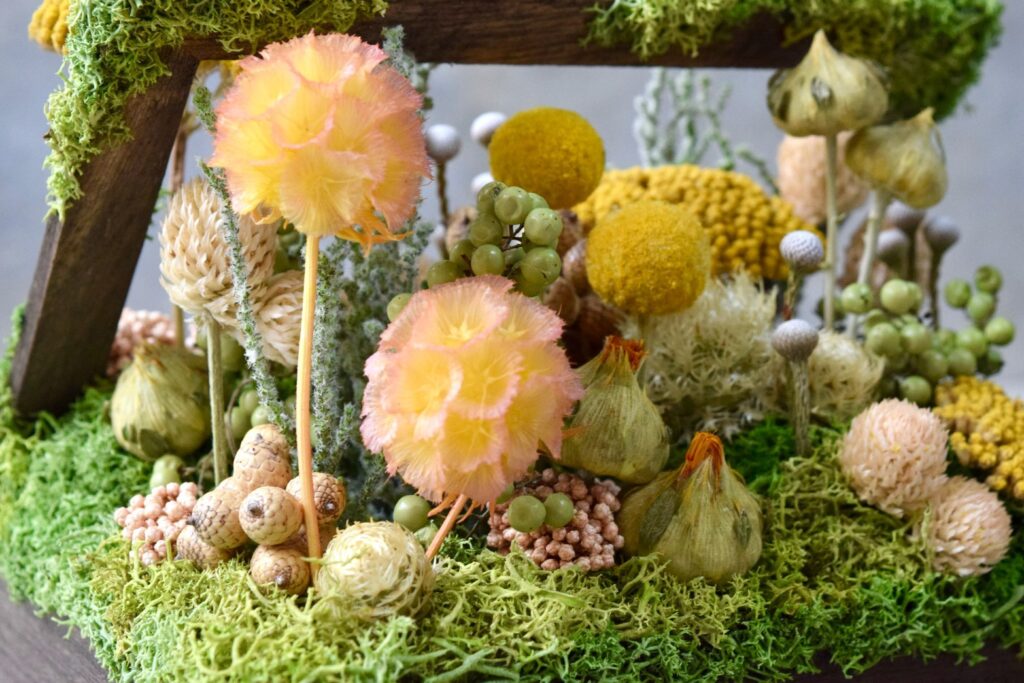 東京の花屋 叢屋Kusamurayaのドライフラワーインテリア雑貨。アンティーク調の木箱に、庭園をイメージしてデザインされたドライフラワーオブジェ。自宅用やギフト用として人気のアレンジメントです。