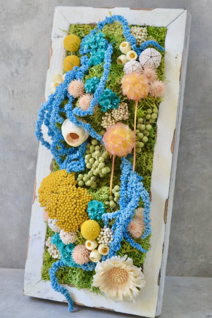 東京の花屋 叢屋Kusamurayaのドライフラワーインテリア雑貨。アンティーク調の木製フレームに、絵画をイメージしてデザインされた壁掛けタイプのドライフラワーインテリア。自宅用やギフト用として人気のアレンジメントです。