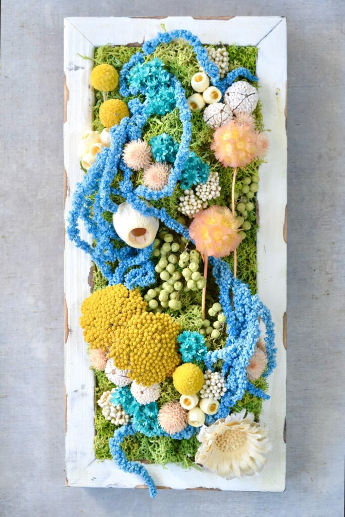 東京の花屋 叢屋Kusamurayaのドライフラワーインテリア雑貨。アンティーク調の木製フレームに、絵画をイメージしてデザインされた壁掛けタイプのドライフラワーインテリア。自宅用やギフト用として人気のアレンジメントです。