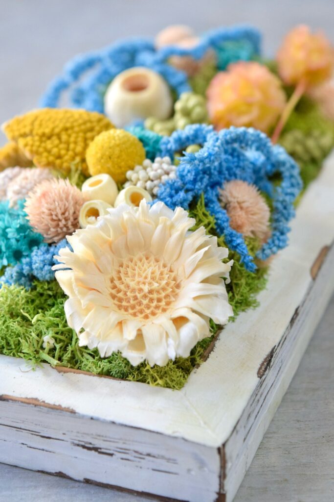 東京の花屋 叢屋Kusamurayaのドライフラワーインテリア雑貨。アンティーク調の木製フレームに、絵画をイメージしてデザインされた壁掛けタイプのドライフラワーインテリア。自宅用やギフト用として人気のアレンジメントです。