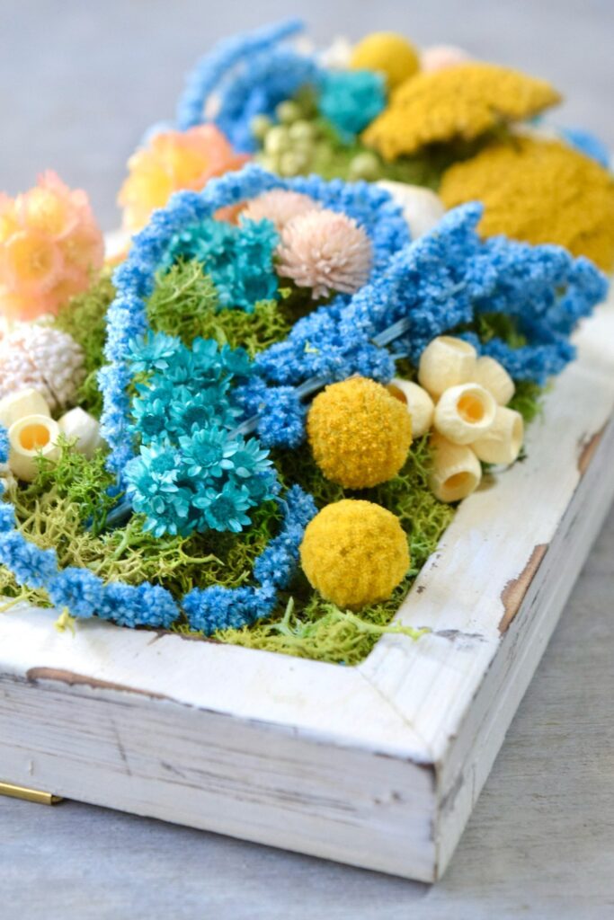 東京の花屋 叢屋Kusamurayaのドライフラワーインテリア雑貨。アンティーク調の木製フレームに、絵画をイメージしてデザインされた壁掛けタイプのドライフラワーインテリア。自宅用やギフト用として人気のアレンジメントです。