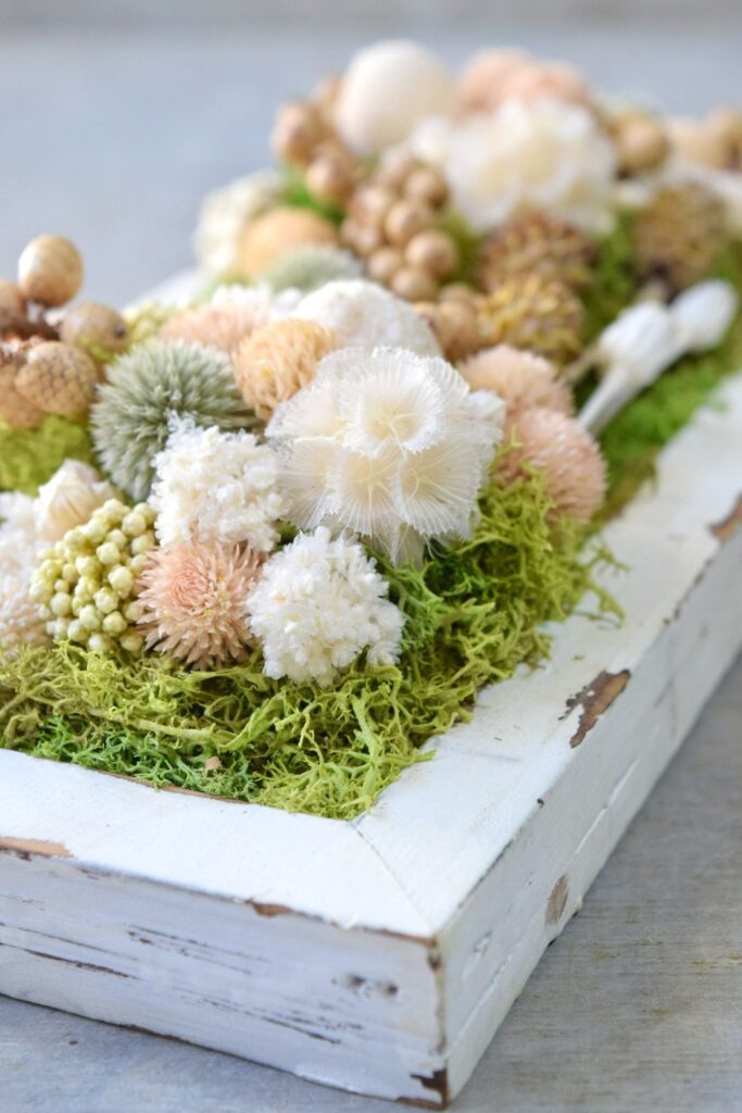 東京の花屋 叢屋Kusamurayaのドライフラワーインテリア雑貨。アンティーク調の木製フレームに、絵画をイメージしてデザインされた壁掛けタイプのドライフラワーインテリア。自宅用やギフト用として人気のアレンジメントです。