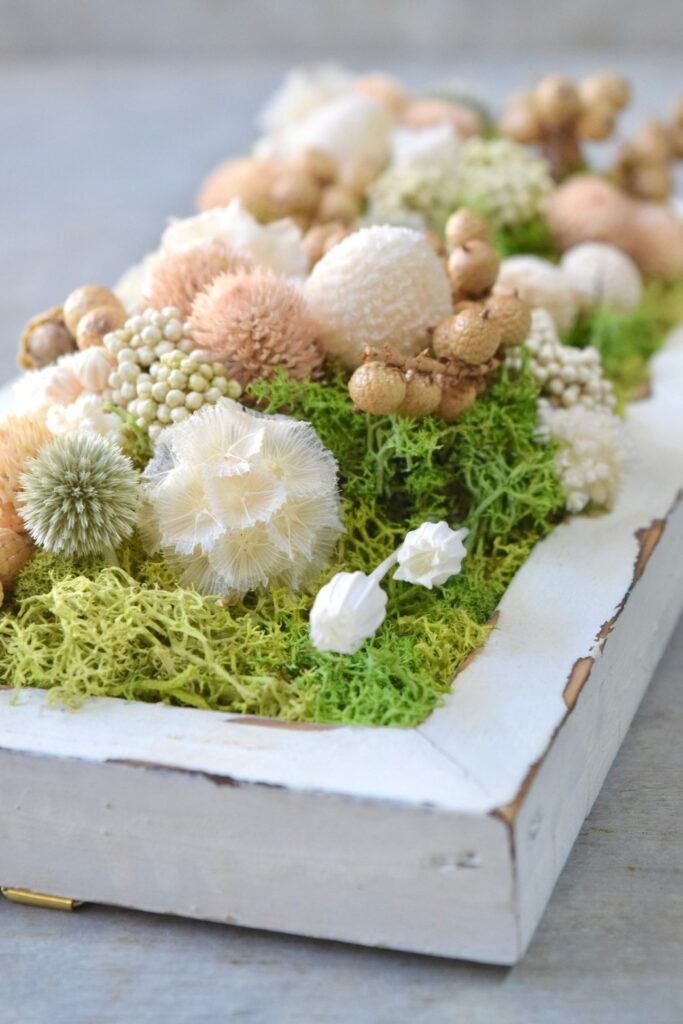 東京の花屋 叢屋Kusamurayaのドライフラワーインテリア雑貨。アンティーク調の木製フレームに、絵画をイメージしてデザインされた壁掛けタイプのドライフラワーインテリア。自宅用やギフト用として人気のアレンジメントです。