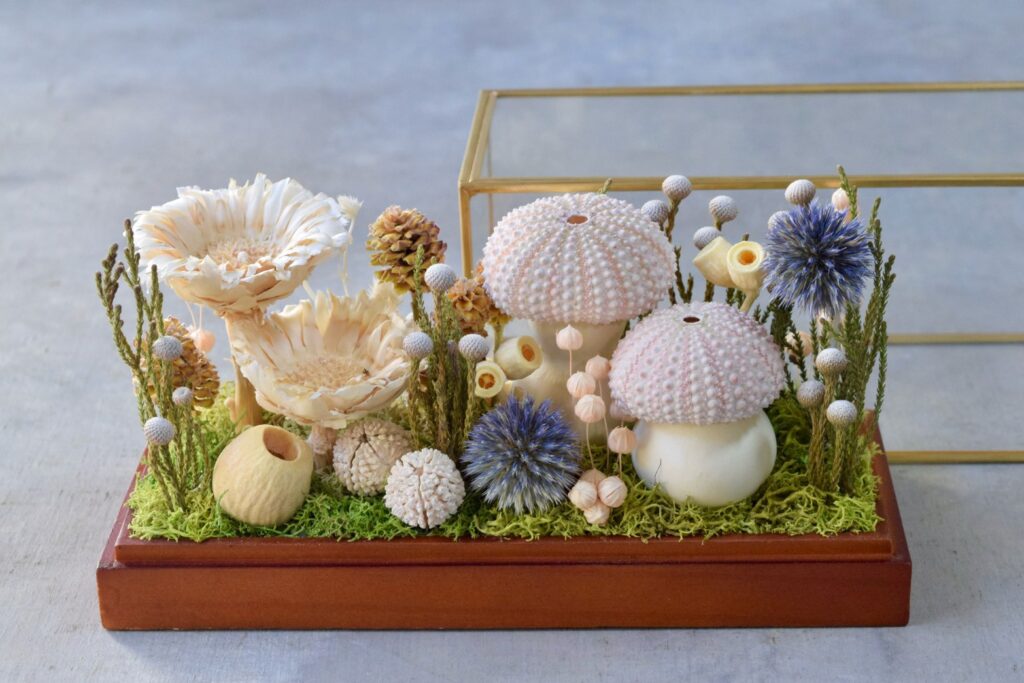 東京の花屋 叢屋Kusamurayaのドライフラワーインテリア雑貨。アンティーク調ガラスケース入りで、自宅用やギフト用に人気のアレンジメント。