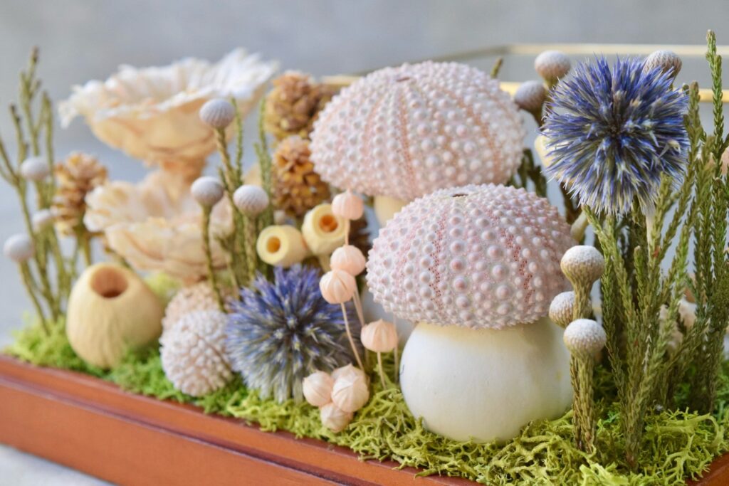 東京の花屋 叢屋Kusamurayaのドライフラワーインテリア雑貨。アンティーク調ガラスケース入りで、自宅用やギフト用に人気のアレンジメント。