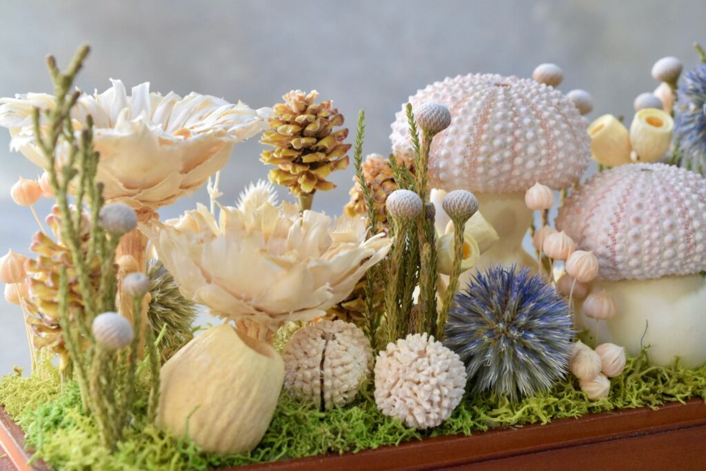 東京の花屋 叢屋Kusamurayaのドライフラワーインテリア雑貨。アンティーク調ガラスケース入りで、自宅用やギフト用に人気のアレンジメント。