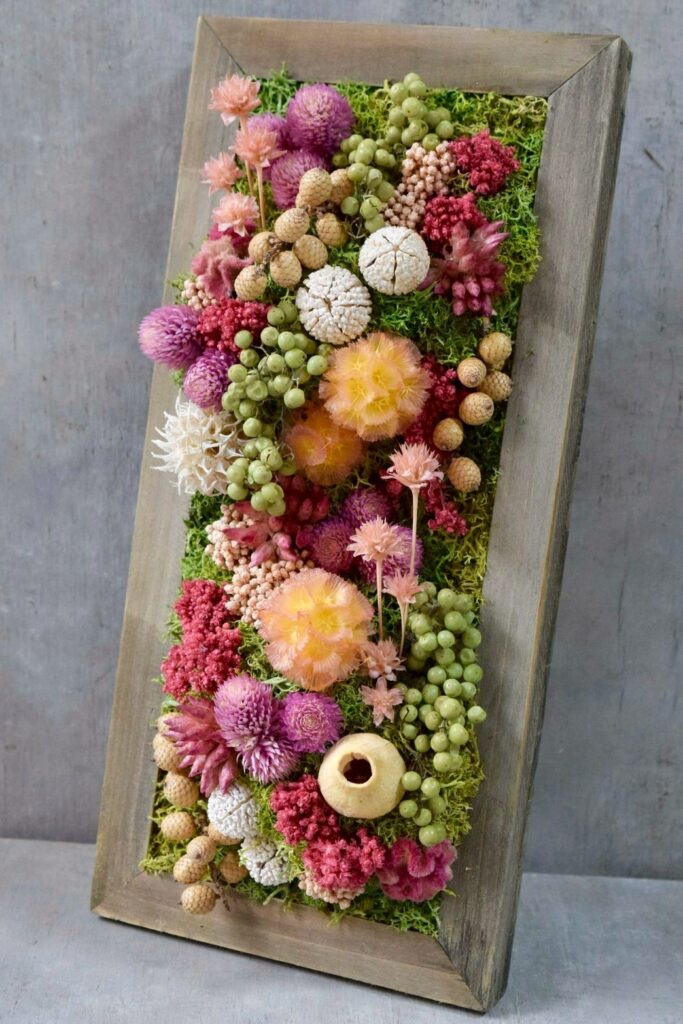 東京の花屋 叢屋Kusamurayaのドライフラワーインテリア雑貨。アンティーク調の木製フレームに、絵画をイメージしてデザインされた壁掛けタイプのドライフラワーインテリア。自宅用やギフト用として人気のアレンジメントです。
