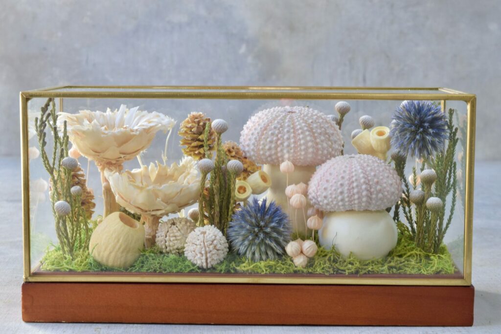 東京の花屋 叢屋Kusamurayaのドライフラワーインテリア雑貨。アンティーク調ガラスケース入りで、自宅用やギフト用に人気のアレンジメント。