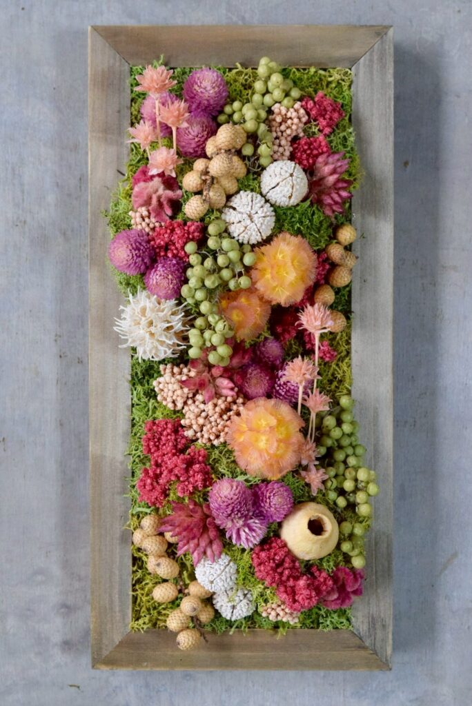 東京の花屋 叢屋Kusamurayaのドライフラワーインテリア雑貨。アンティーク調の木製フレームに、絵画をイメージしてデザインされた壁掛けタイプのドライフラワーインテリア。自宅用やギフト用として人気のアレンジメントです。