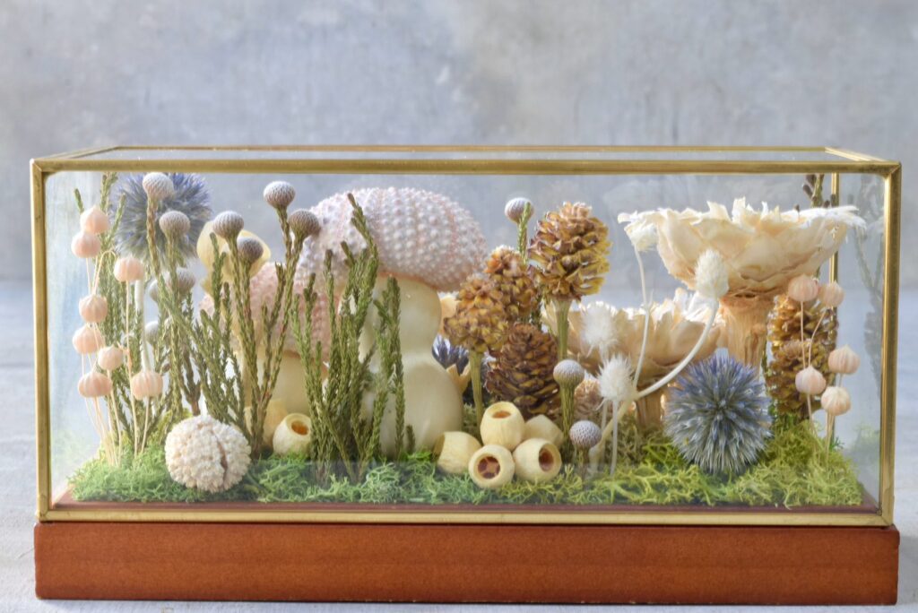 東京の花屋 叢屋Kusamurayaのドライフラワーインテリア雑貨。アンティーク調ガラスケース入りで、自宅用やギフト用に人気のアレンジメント。