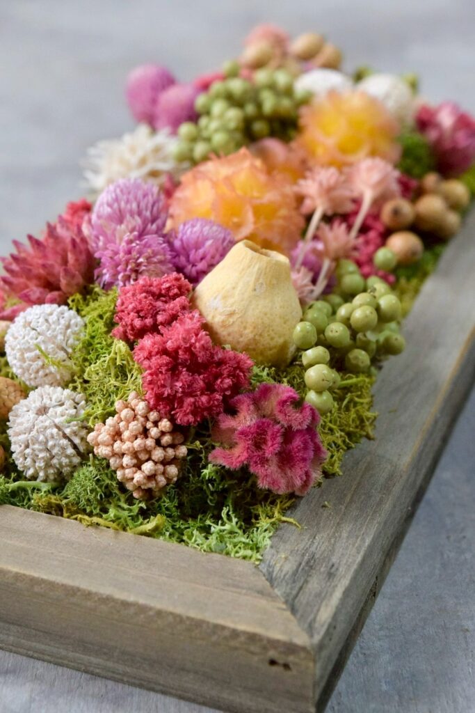 東京の花屋 叢屋Kusamurayaのドライフラワーインテリア雑貨。アンティーク調の木製フレームに、絵画をイメージしてデザインされた壁掛けタイプのドライフラワーインテリア。自宅用やギフト用として人気のアレンジメントです。